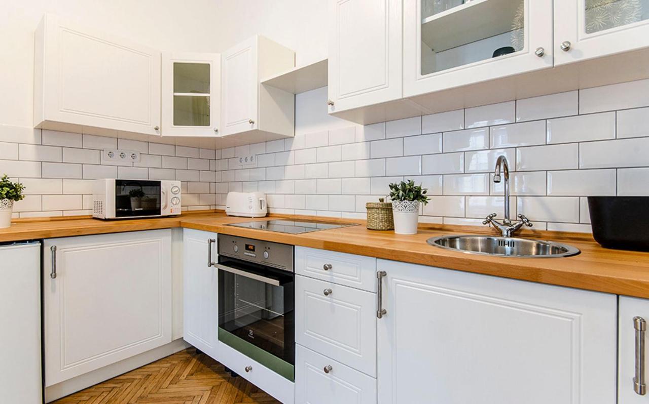 Cozy 2 Bedroom Apartment In Terez Boulevard. Budapest Exteriör bild