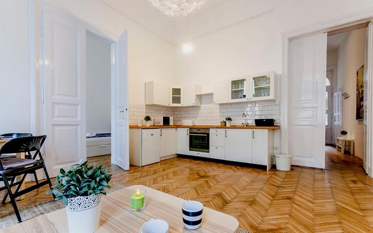 Cozy 2 Bedroom Apartment In Terez Boulevard. Budapest Exteriör bild