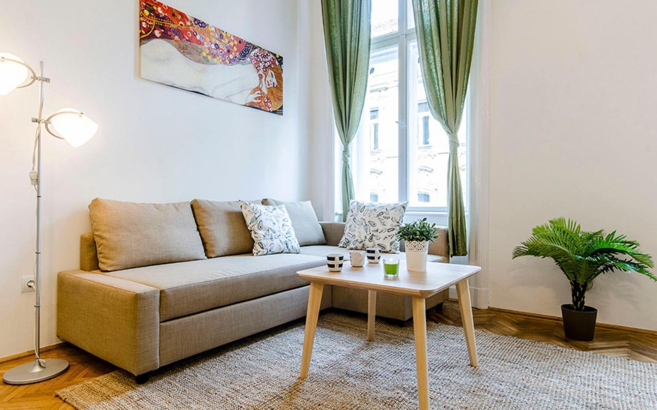 Cozy 2 Bedroom Apartment In Terez Boulevard. Budapest Exteriör bild