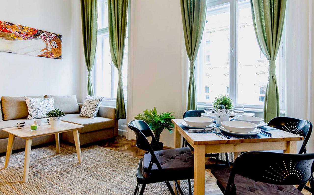 Cozy 2 Bedroom Apartment In Terez Boulevard. Budapest Exteriör bild