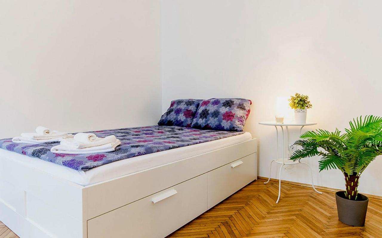 Cozy 2 Bedroom Apartment In Terez Boulevard. Budapest Exteriör bild